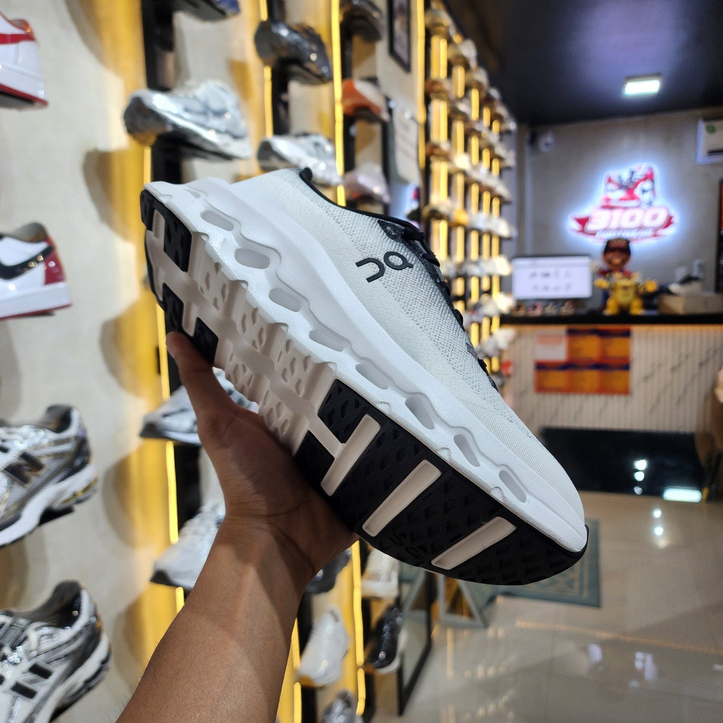 Cloudtilt Black Ivory