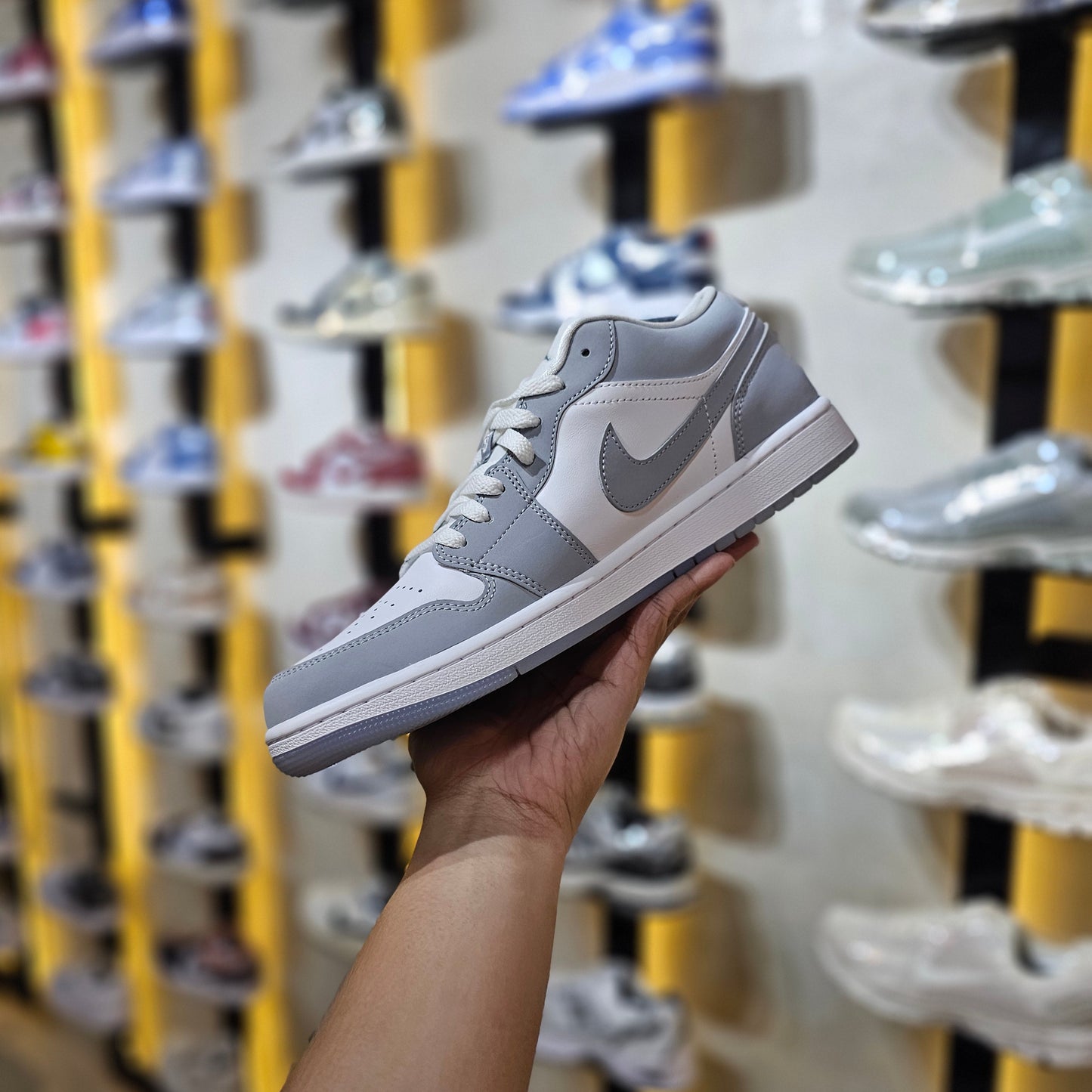 J1 Low Wolf Grey