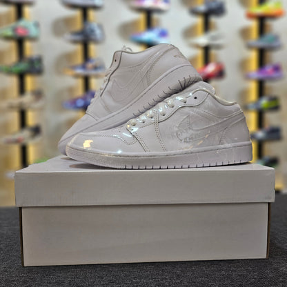 J1 Low Triple White Wmns