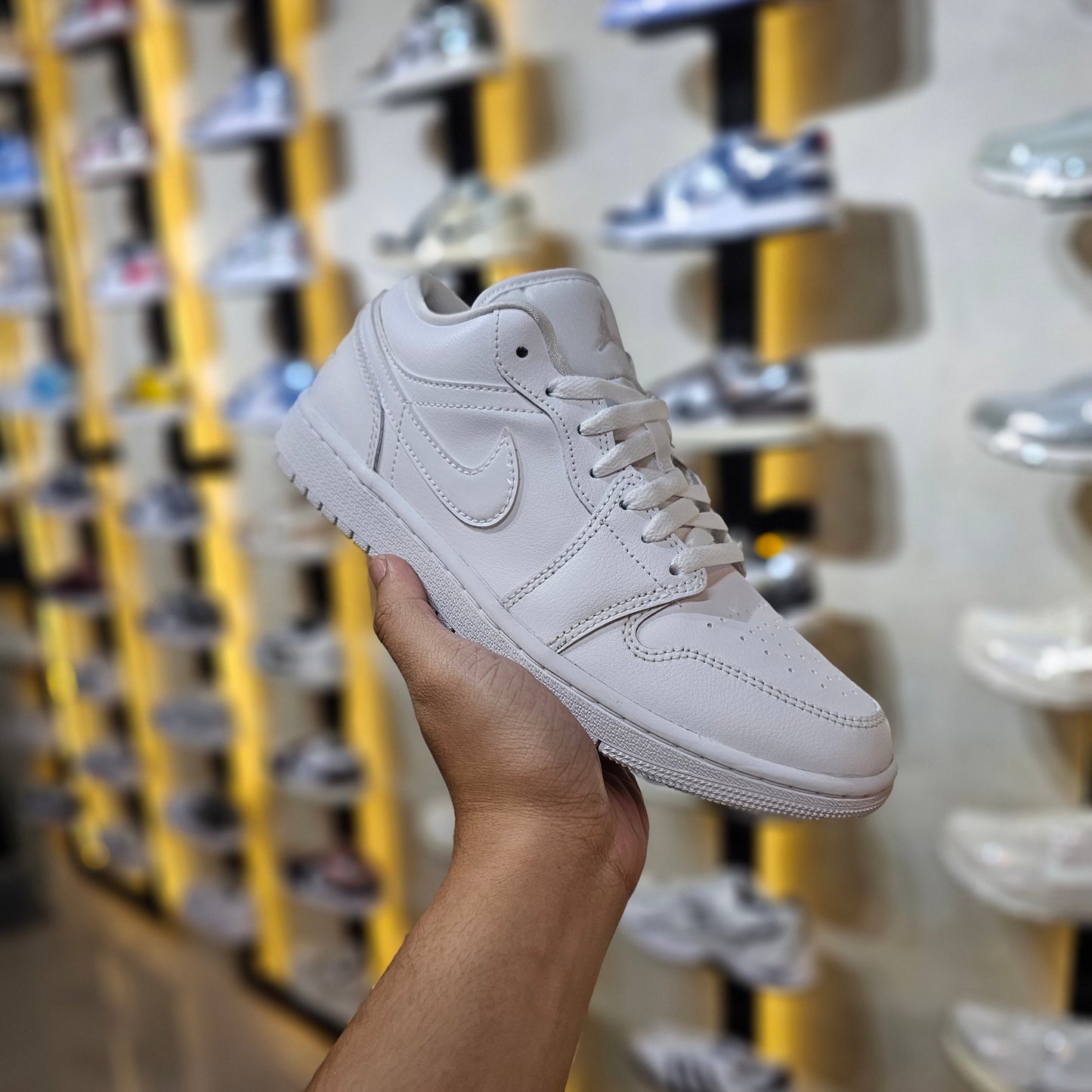 J1 Low Triple White Wmns