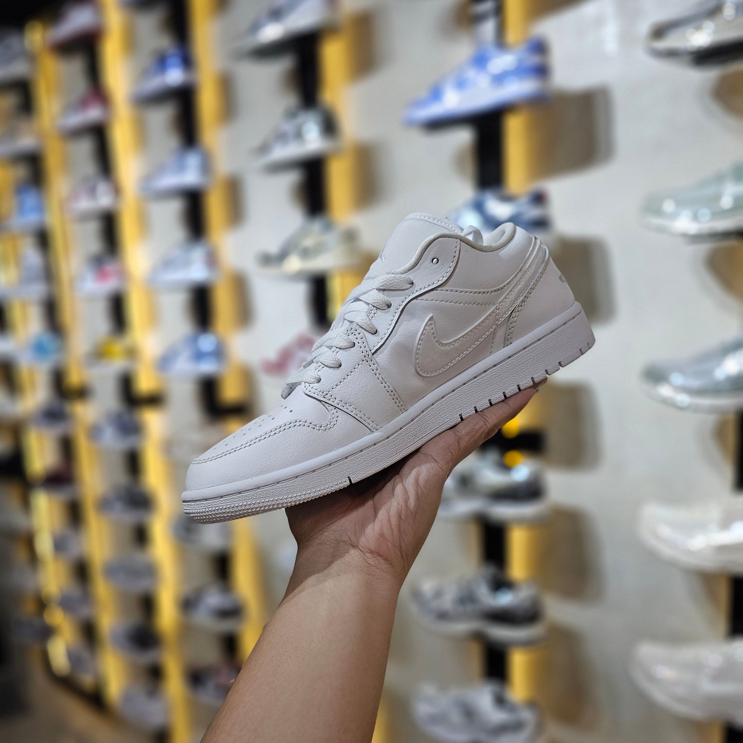 J1 Low Triple White Wmns