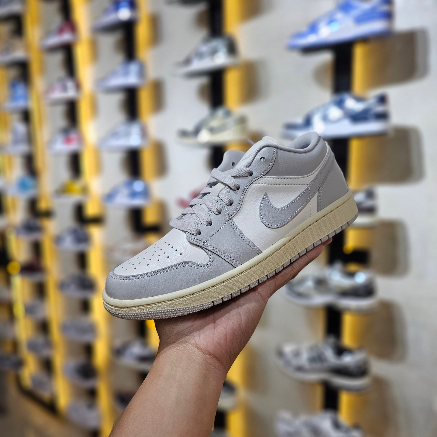 J1 Low Neutral Grey Wmns