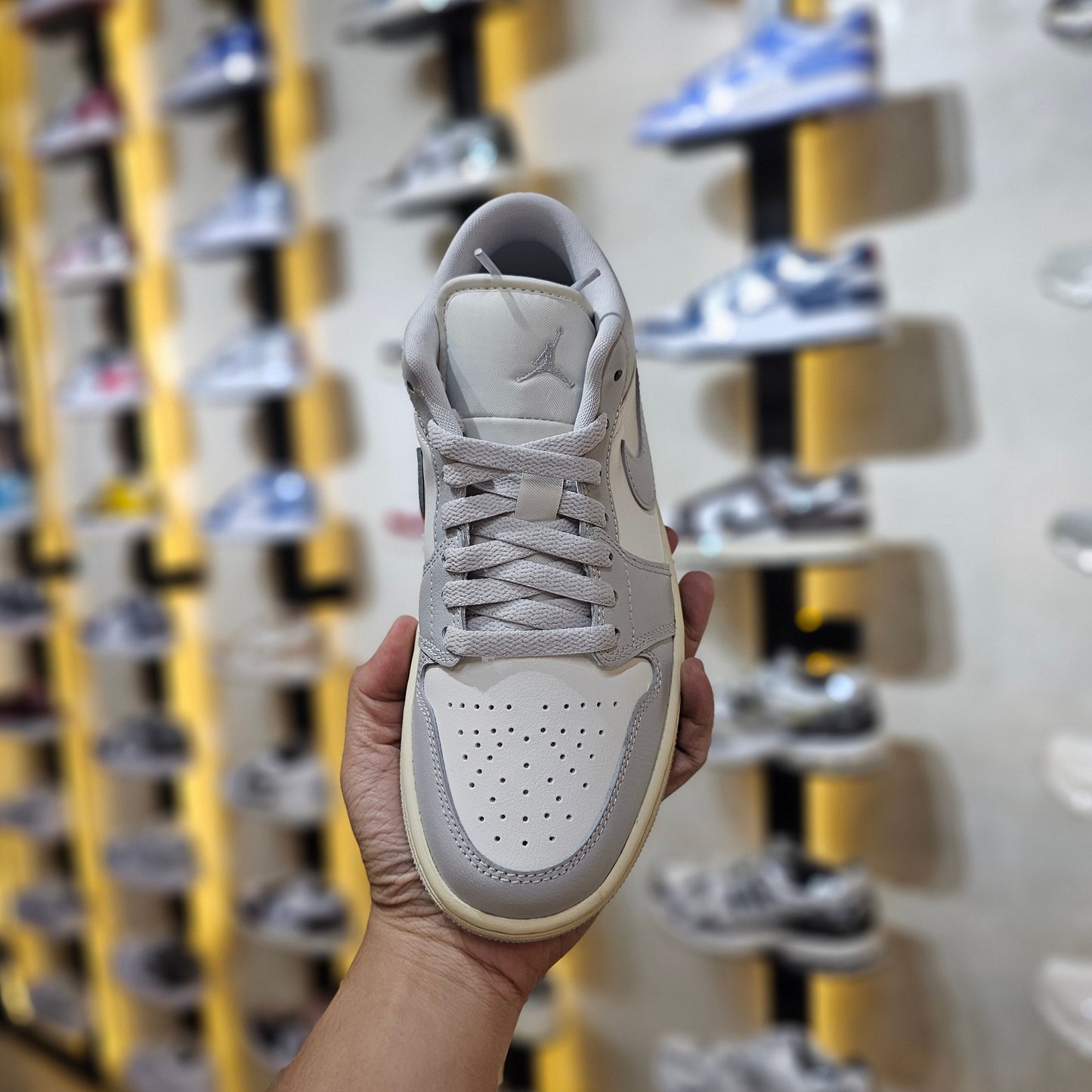 J1 Low Neutral Grey Wmns