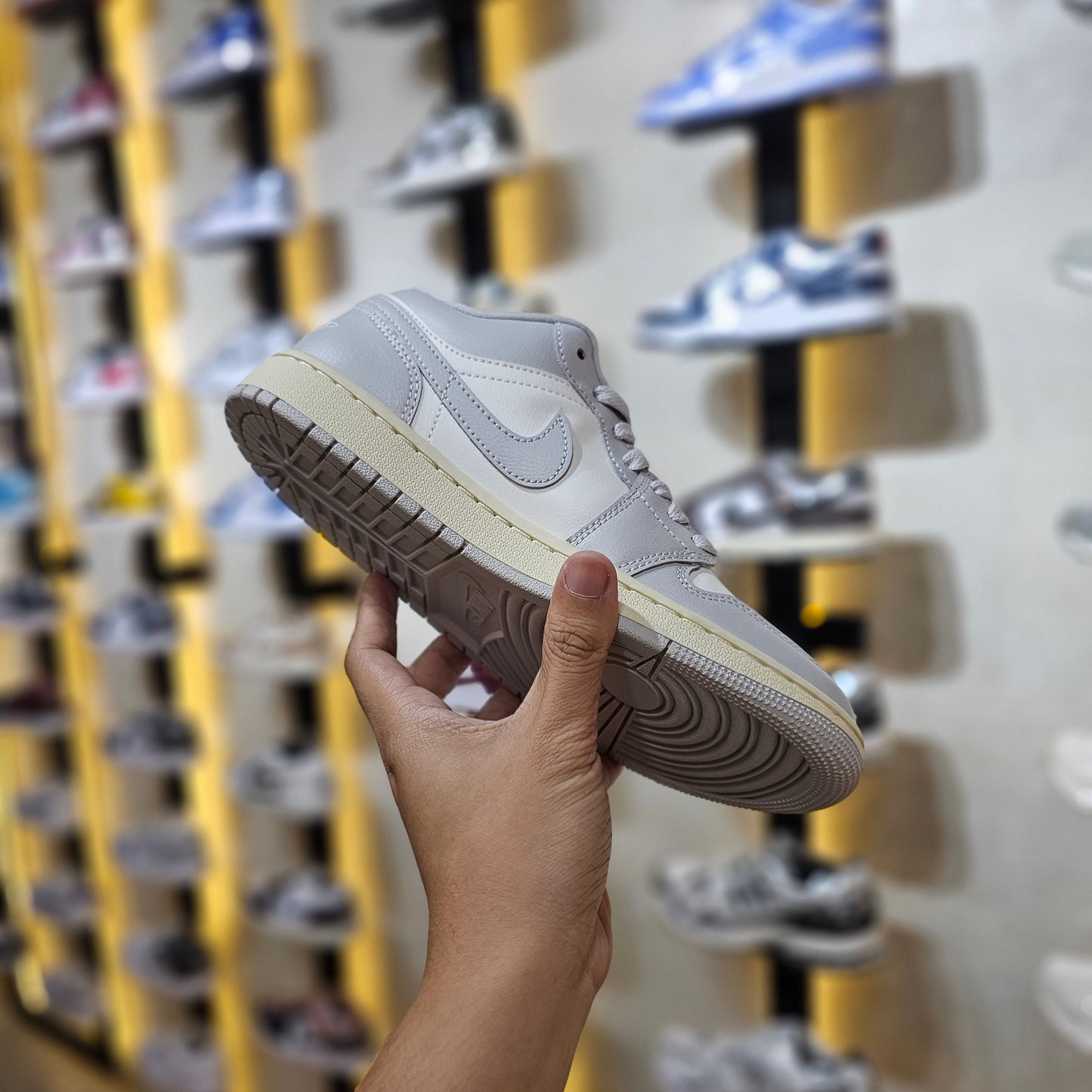 J1 Low Neutral Grey Wmns