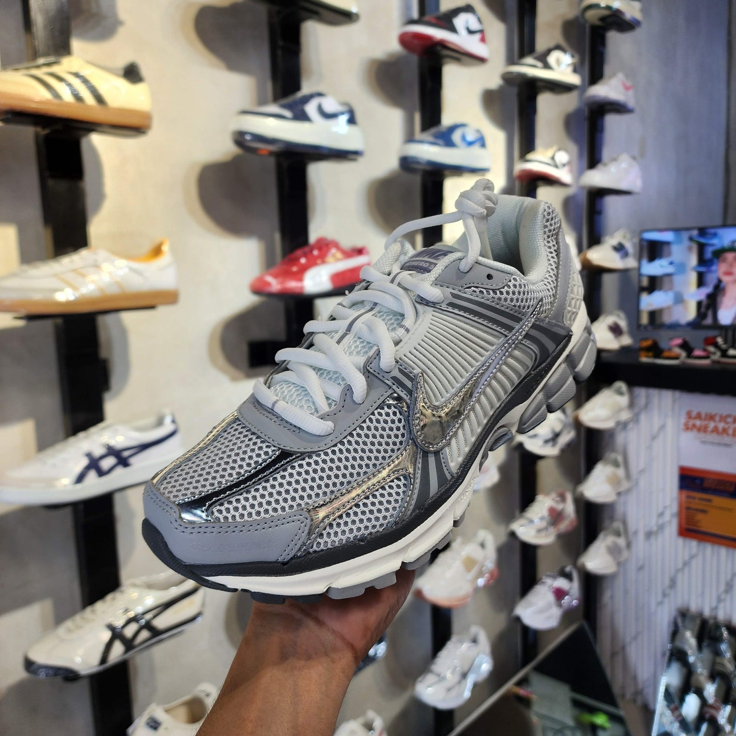 Vomero 5 Metallic Silver