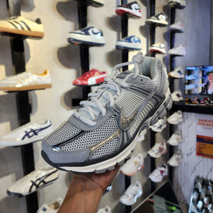 Vomero 5 Metallic Silver