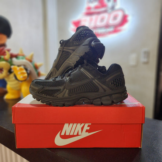 Vomero 5 Triple Black