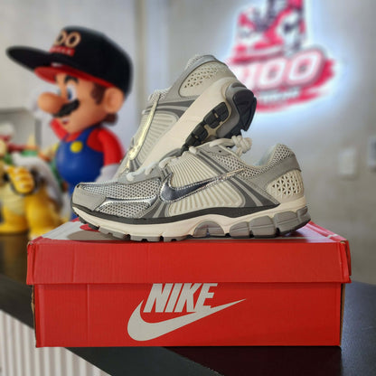 Vomero 5 Metallic Silver